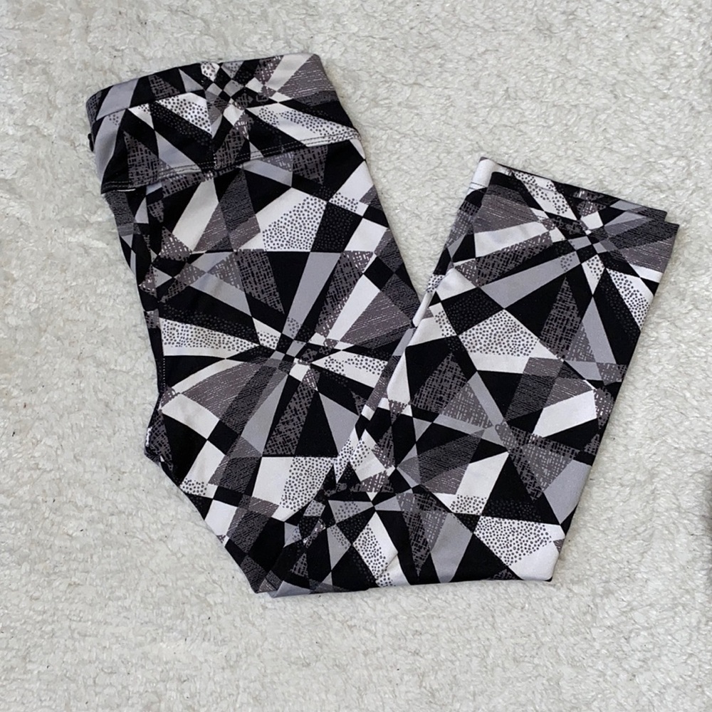 NWOT Aeropostale Black and White Geometric Patterned Cropped Athletic Leggings